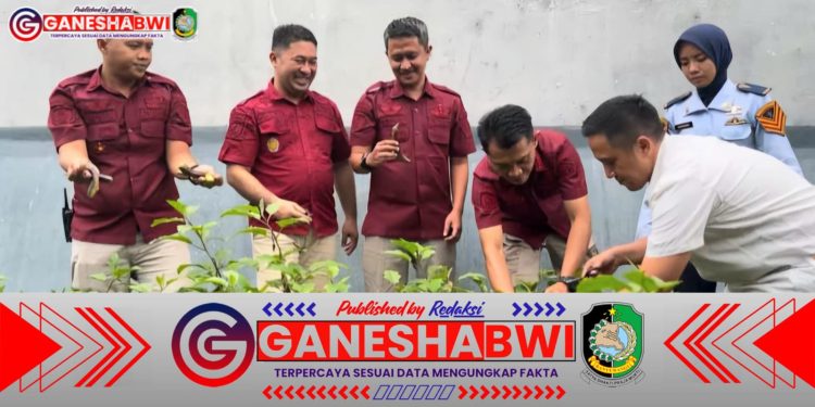 Lapas Banyuwangi Panen Terong Welut dan Lele, Wujud Nyata Program Ketahanan Pangan Berkelanjutan