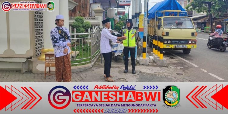 Polwan Polresta Banyuwangi Humanis dan Sigap Amankan Salat Jumat, Berikan Rasa Aman kepada Jemaah