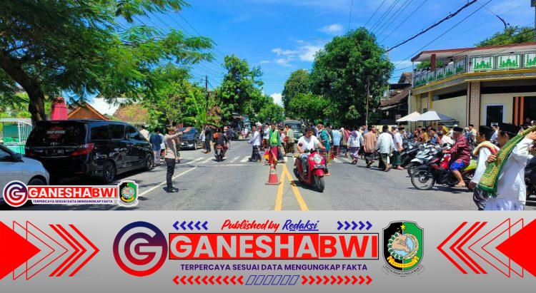 Polwan Polresta Banyuwangi Kawal Salat Jumat, Wujudkan Masjid Aman dan Nyaman