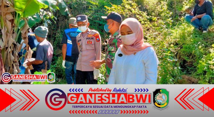 Babinsa Desa Balak Dampingi Warga Evakuasi Jenazah Lansia yang Ditemukan Meninggal di Perkebunan Babinsa Desa Balak Dampingi Warga Evakuasi Jenazah Lansia yang Ditemukan Meninggal di Perkebunan