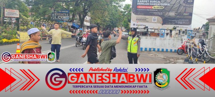 Polwan Polresta Banyuwangi Kawal Sholat Jumat dengan Sentuhan Humanis dan Edukatif