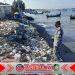 Buang Sampah ke Laut, Seorang Pemulung Diamankan Prajurit TNI AL di Pantai Muncar Buang Sampah ke Laut, Seorang Pemulung Diamankan Prajurit TNI AL di Pantai Muncar