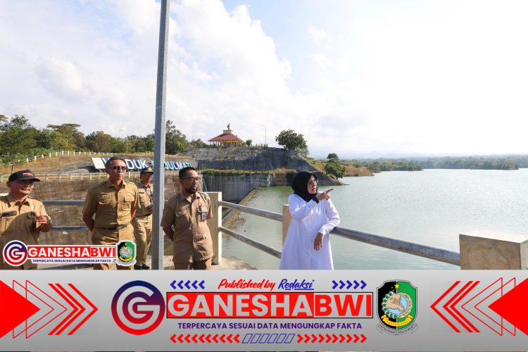 Jaga Ketahanan Pangan Saat Musim Kemarau, Bupati Ipuk Tinjau Waduk Bajulmati