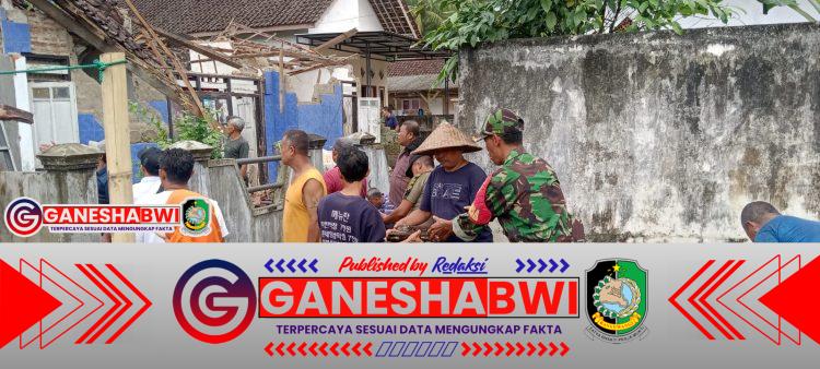 Sigap Hadapi Bencana, Babinsa Songgon Pimpin Evakuasi Rumah Roboh Akibat Hujan Deras
