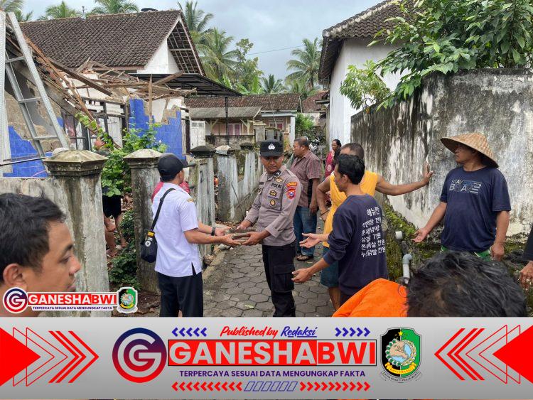 Rumah Roboh di Desa Songgon, Polisi dan Warga Sigap Bantu Bersihkan Puing Rumah Roboh di Desa Songgon, Polisi dan Warga Sigap Bantu Bersihkan Puing
