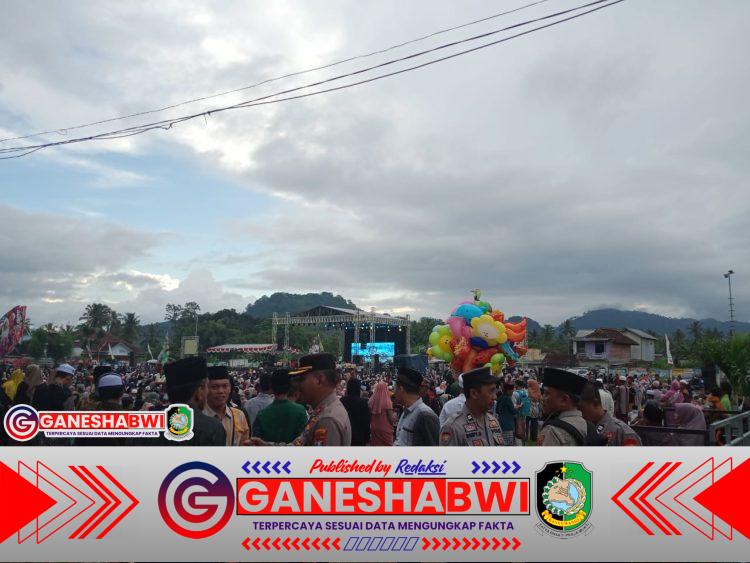 Ribuan Warga Hadiri “Banyuwangi Bersholawat” di Glenmore, Polresta Terjunkan Personel Pengamanan Ribuan Warga Hadiri “Banyuwangi Bersholawat” di Glenmore, Polresta Terjunkan Personel Pengamanan