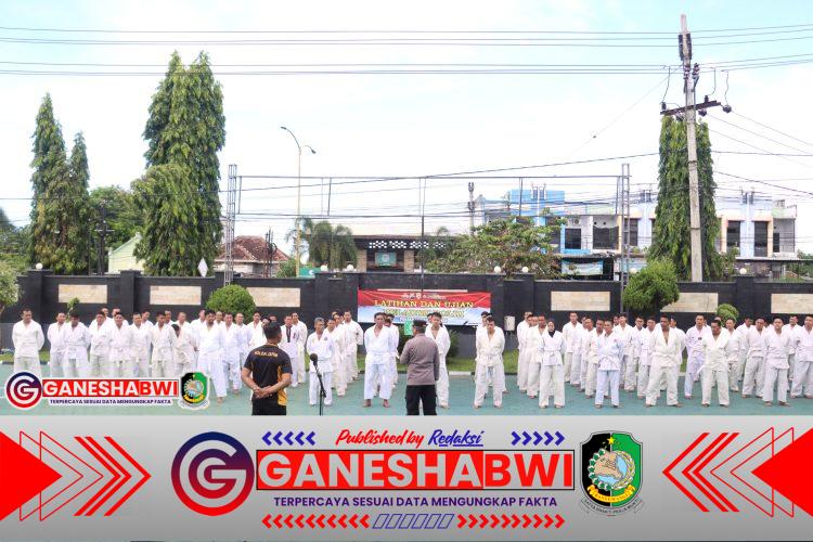 Polresta Banyuwangi Gelar Latihan Bela Diri Rutin, Tingkatkan Kesiapan Personel Polresta Banyuwangi Gelar Latihan Bela Diri Rutin, Tingkatkan Kesiapan Personel