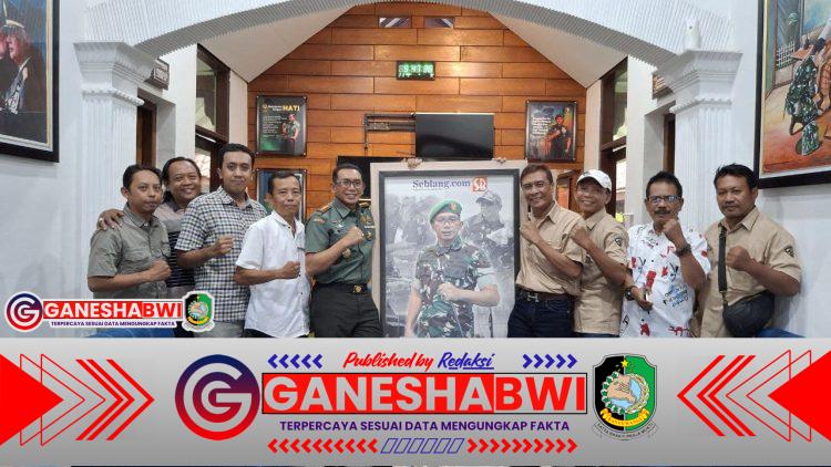 Penuh Makna, Letkol Joko Sukoyo Terima Foto Kenangan dari Owner Seblang.Com