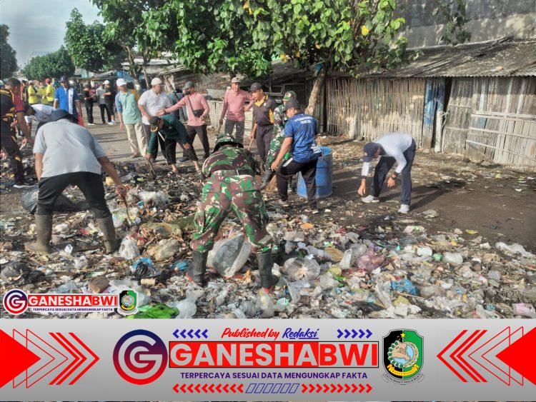Posal Muncar dan Forkopimca Gelar Kerja Bhakti Bersihkan Sampah di Jalan Sampangan