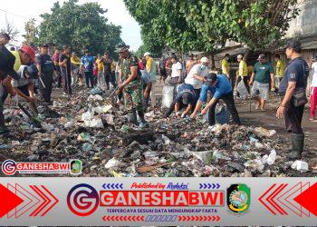 Ratusan Warga, TNI-Polri, dan Pemerintah Bersihkan Pantai Brak Banyuwangi