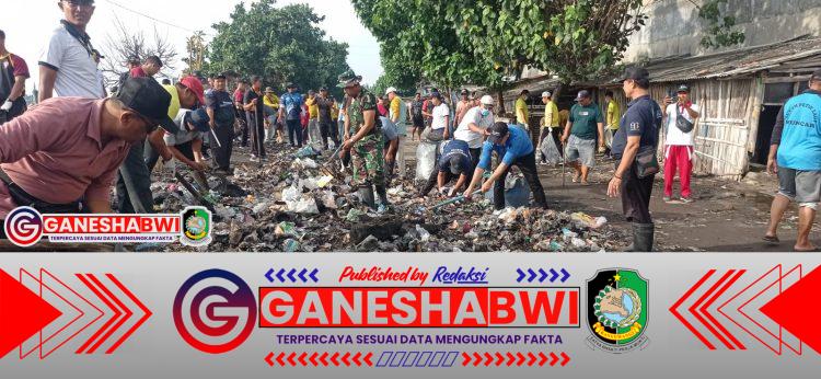 Ratusan Warga, TNI-Polri, dan Pemerintah Bersihkan Pantai Brak Banyuwangi Ratusan Warga, TNI-Polri, dan Pemerintah Bersihkan Pantai Brak Banyuwangi
