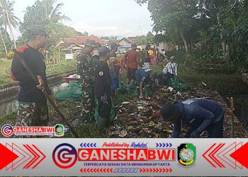 TNI Gandeng Sungai Watch Bersihkan Sungai di Gambiran Banyuwangi