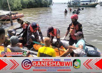 Prajurit Lanal Banyuwangi dan Tim SAR Gabungan Temukan Nelayan Hilang di Perairan Probolinggo