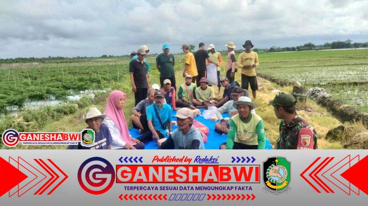 Babinsa Kodim 0825 Banyuwangi Dampingi Penyuluhan Pupuk NPK dan Eco-Enzyme di Kedungasri