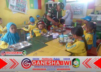 Babinsa Koramil Banyuwangi Dampingi Pendistribusian Makan Gratis Bergizi untuk Pelajar