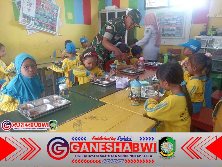 Babinsa Koramil Banyuwangi Dampingi Pendistribusian Makan Gratis Bergizi untuk Pelajar Babinsa Koramil Banyuwangi Dampingi Pendistribusian Makan Gratis Bergizi untuk Pelajar