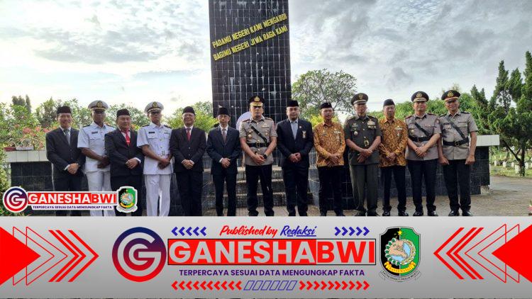 Dandim 0825/Banyuwangi Pimpin Ziarah Harkitnas ke-117 di TMP Satria Dandim 0825/Banyuwangi Pimpin Ziarah Harkitnas ke-117 di TMP Satria
