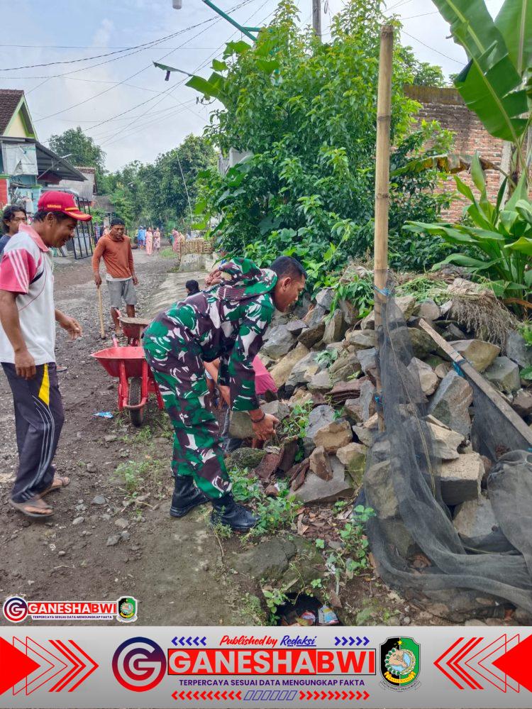 Babinsa Desa Kebaman Kerja Bakti Bersama Warga Antisipasi Musim Penghujan