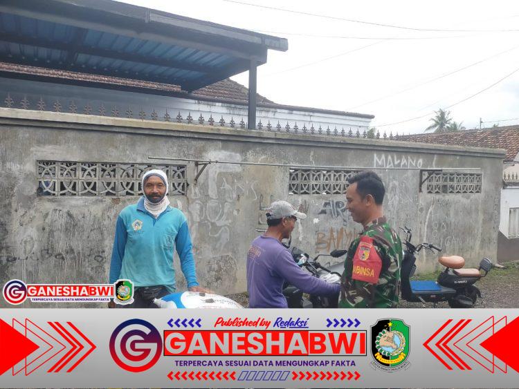 Babinsa Ringintelu Kawal Penyaluran Pupuk Subsidi untuk Jaga Ketahanan Pangan Babinsa Ringintelu Kawal Penyaluran Pupuk Subsidi untuk Jaga Ketahanan Pangan