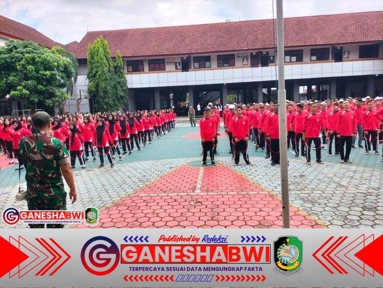 Anggota Koramil 0825/07 Cluring Berikan Materi PBB dan Wawasan Kebangsaan kepada Siswa-siswi SMK 17 Agustus 1945 Cluring yang Akan Melaksanakan Praktek Kerja Lapangan (PKL)