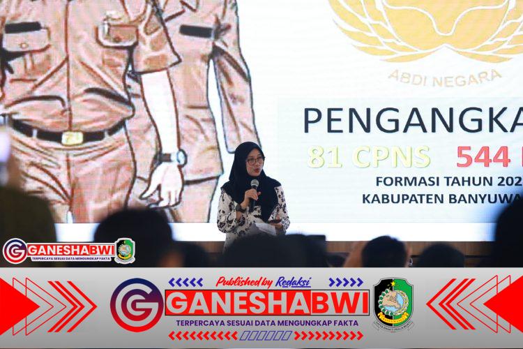 Bupati Ipuk Serahkan 625 SK CPNS dan PPPK: ASN Harus Adaptif dan Melek Digital Bupati Ipuk Serahkan 625 SK CPNS dan PPPK: ASN Harus Adaptif dan Melek Digital