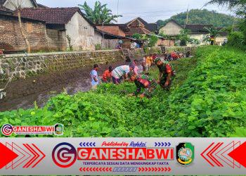 Babinsa Desa Alas Malang Gelar Karya Bakti Perbaikan Aliran Irigasi Sungai Badeng