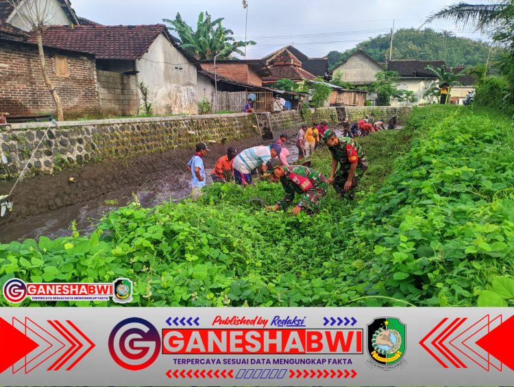 Babinsa Desa Alas Malang Gelar Karya Bakti Perbaikan Aliran Irigasi Sungai Badeng