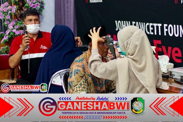 Ratusan Warga Antusias Ikuti Operasi Katarak Gratis di Banyuwangi Ratusan Warga Antusias Ikuti Operasi Katarak Gratis di Banyuwangi