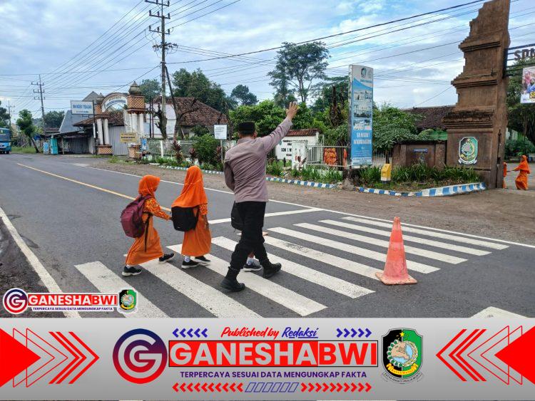 Polisi Bantu Seberangkan Siswa, Polresta Banyuwangi Gelar Gatur Pagi di Titik Rawan Sekolah Polisi Bantu Seberangkan Siswa, Polresta Banyuwangi Gelar Gatur Pagi di Titik Rawan Sekolah