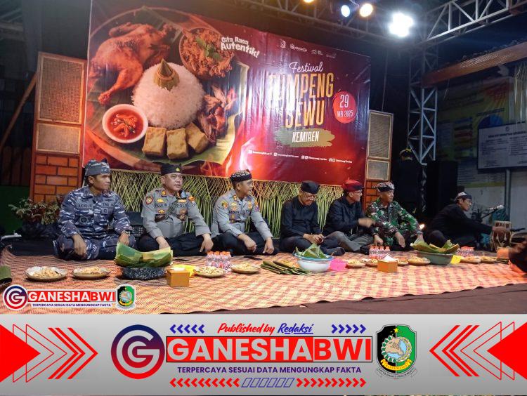 Festival Tumpeng Sewu Meriahkan Desa Kemiren, Glagah Banyuwangi Festival Tumpeng Sewu Meriahkan Desa Kemiren, Glagah Banyuwangi