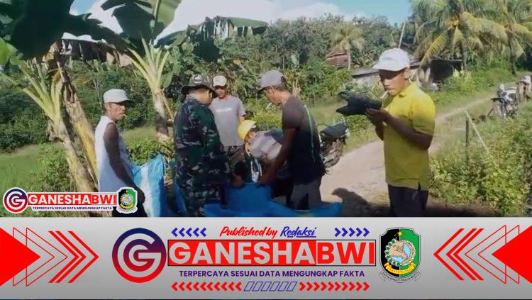 Babinsa Produktif, Sertu Heri Budianto Bersama Warga Barurejo Perbaiki Saluran Air