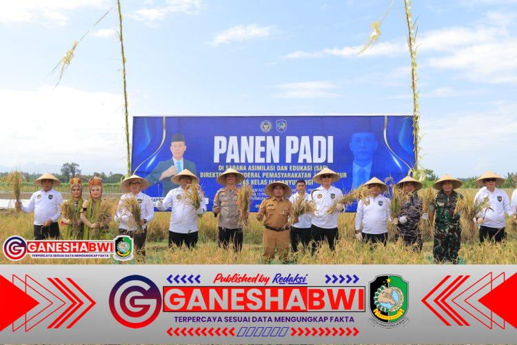 Dukung Ketahanan Pangan, Kakanwil Ditjenpas Jatim Pimpin Panen Raya Padi di Lapas Banyuwangi