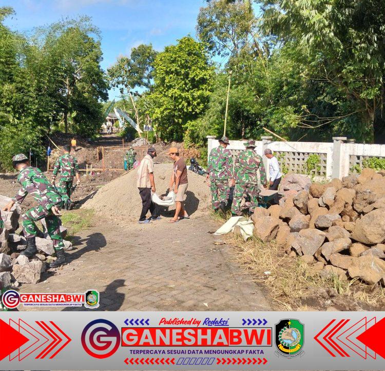 Sambut TMMD Ke-125, Babinsa Kodim Banyuwangi dan Warga Siliragung Gelar Gotong Royong Produktif