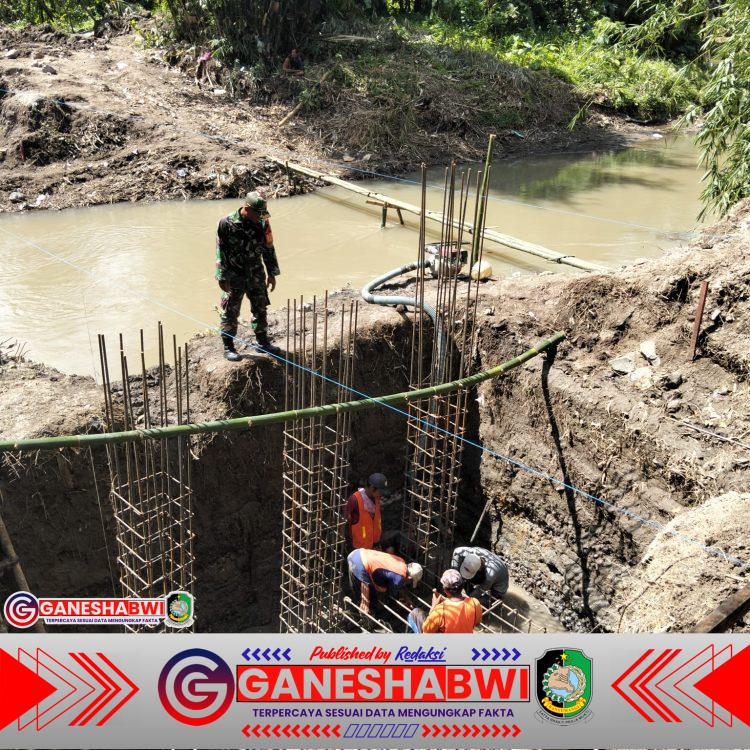 Babinsa Kodim 0825 Banyuwangi Semangat Siapkan Besi Pengecoran untuk TMMD ke-125