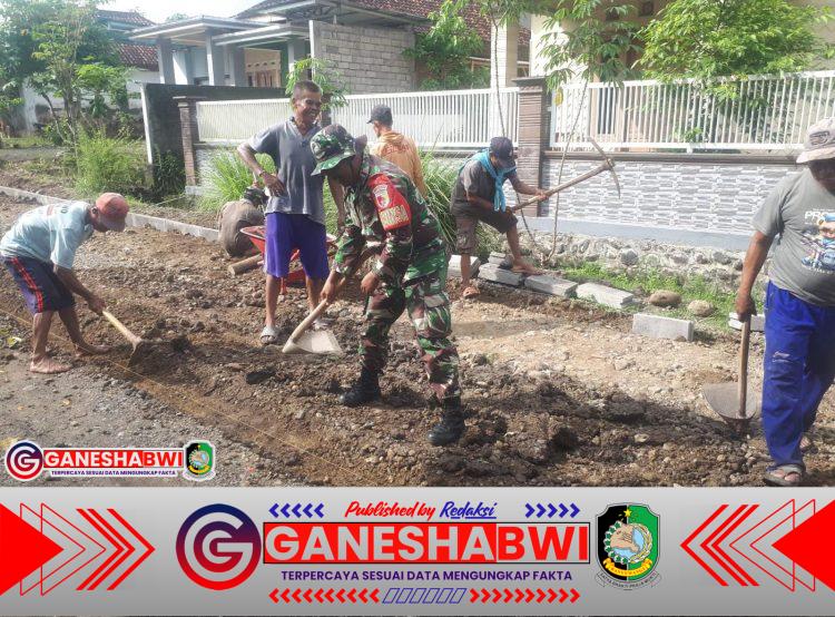 Babinsa Pimpin Kerja Bakti Pemasangan Paving di Barurejo, Wujudkan Gotong Royong Warga Babinsa Pimpin Kerja Bakti Pemasangan Paving di Barurejo, Wujudkan Gotong Royong Warga