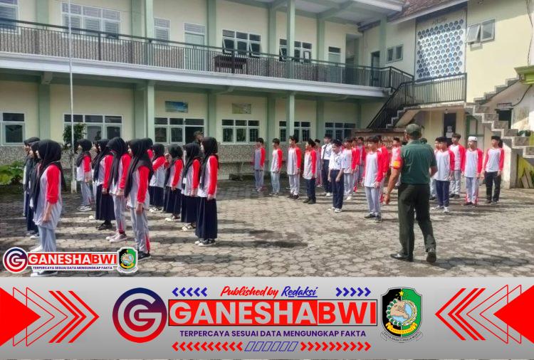 Koramil 0825/19 Sempu Bekali Siswa MTS Al Azhar dengan Wawasan Kebangsaan dan Latihan Baris Berbaris
