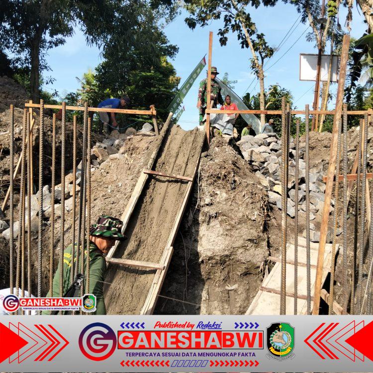 Semangat Tanpa Lelah, Babinsa Kodim 0825/Banyuwangi Angkut Material TMMD 125 di Siliragung Semangat Tanpa Lelah, Babinsa Kodim 0825/Banyuwangi Angkut Material TMMD 125 di Siliragung