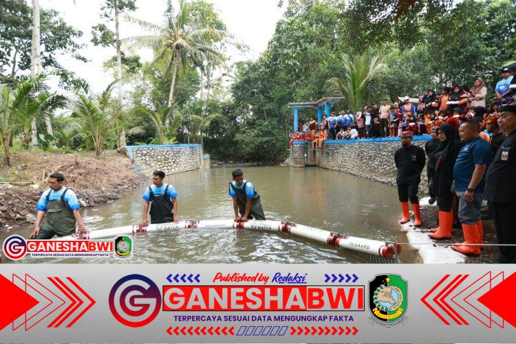 Bunga Desa di Songgon, Bupati Ipuk Pasang Trash Barier untuk Cegah Sampah Sungai Masuk ke Laut Bunga Desa di Songgon, Bupati Ipuk Pasang Trash Barier untuk Cegah Sampah Sungai Masuk ke Laut