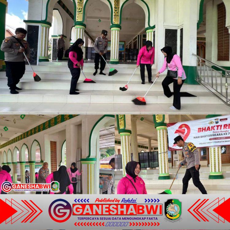Bhakti Religi Polsek Kabat dan Bhayangkari, Sambut Hari Bhayangkara ke-79 dengan Aksi Bersih Masjid