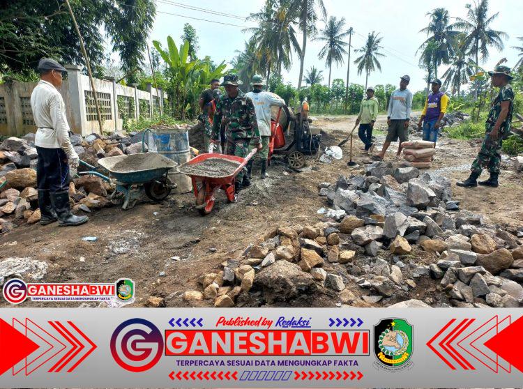 Babinsa Kodim 0825 Banyuwangi Bangun Jembatan TMMD 125 Gunakan Semen Berkualitas Secara Produktif