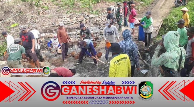 Warga Sumbermanggis Bangun Jembatan Secara Swadaya, Babinsa Barurejo Apresiasi Semangat Gotong Royong