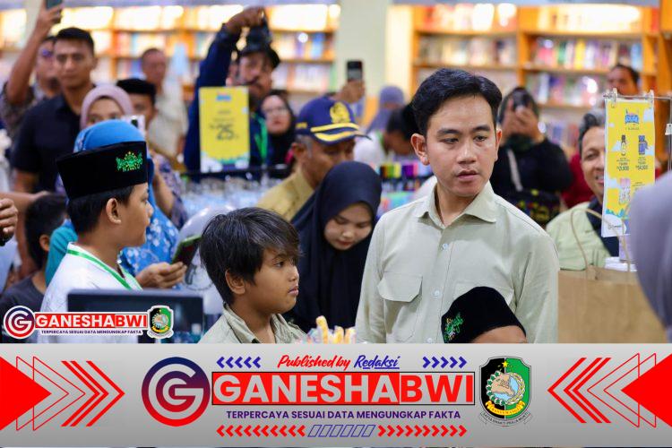 Wapres Gibran Traktir Seratus Anak Yatim Belanja Peralatan Sekolah di Banyuwangi Wapres Gibran Traktir Seratus Anak Yatim Belanja Peralatan Sekolah di Banyuwangi