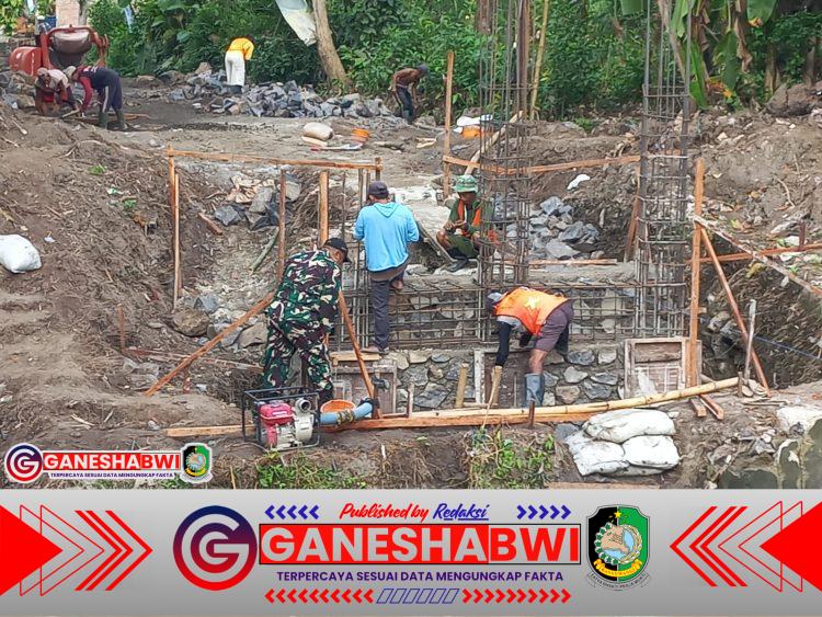 Semangat Tinggi Babinsa dan Warga Siliragung Bersatu Bangun Jembatan TMMD ke-125