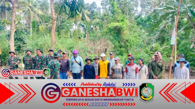 Pra TMMD 125, Babinsa Kodim Banyuwangi Bangun Pagar Rumah Warga Kurang Mampu Pra TMMD 125, Babinsa Kodim Banyuwangi Bangun Pagar Rumah Warga Kurang Mampu