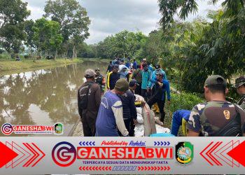 Gotong Royong Produktif, Babinsa Kebondalem dan Dinas Pengairan Perbaiki Tanggul Jebol di Sendangrejo
