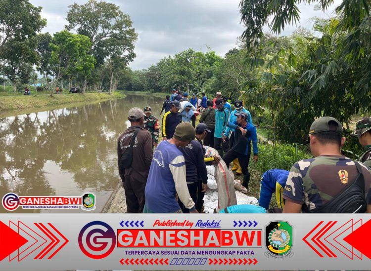Gotong Royong Produktif, Babinsa Kebondalem dan Dinas Pengairan Perbaiki Tanggul Jebol di Sendangrejo Gotong Royong Produktif, Babinsa Kebondalem dan Dinas Pengairan Perbaiki Tanggul Jebol di Sendangrejo