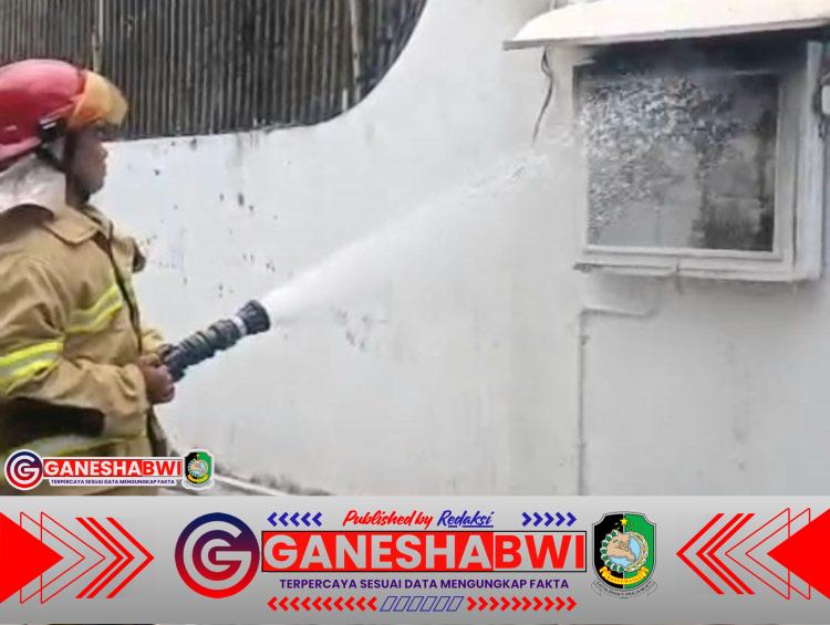 Kebakaran Panel Listrik di Jalan Bengawan Banyuwangi Cepat Ditangani Damkarmat