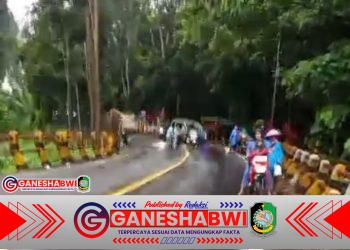 Truk Tebu Tumpahkan Solar, Banyak Kendaraan Jatuh di Jalan Jember