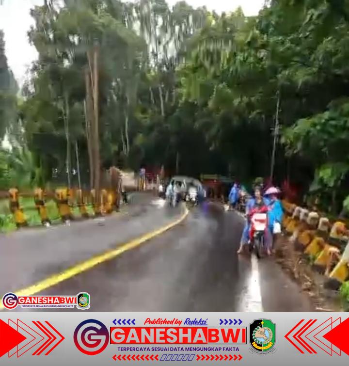 Truk Tebu Tumpahkan Solar, Banyak Kendaraan Jatuh di Jalan Jember Truk Tebu Tumpahkan Solar, Banyak Kendaraan Jatuh di Jalan Jember