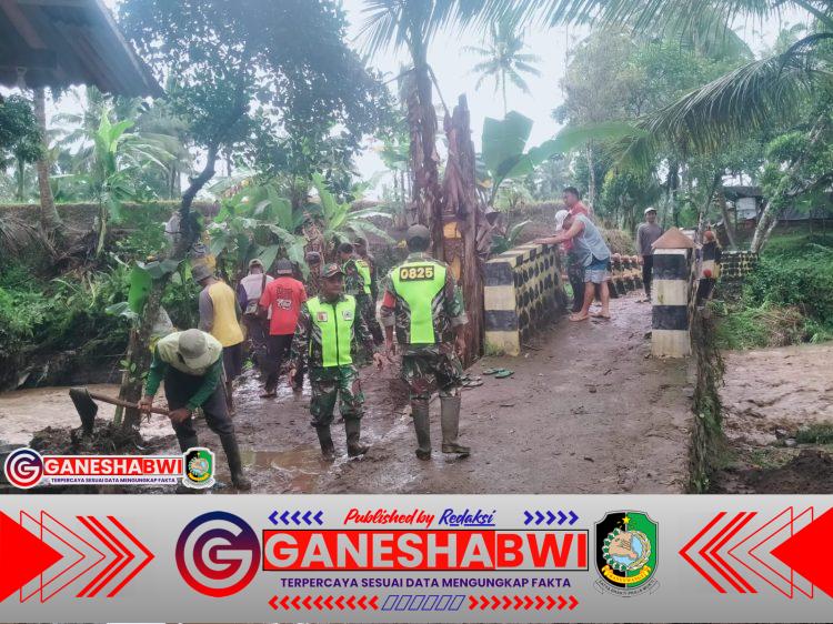 Babinsa Koramil 0825-20/Songgon Gelar Karya Bakti Bersihkan Bantaran Sungai Binau Pasca Banjir